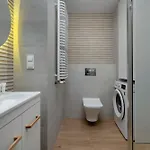 Tasteful Near Centennial Hall By Renters