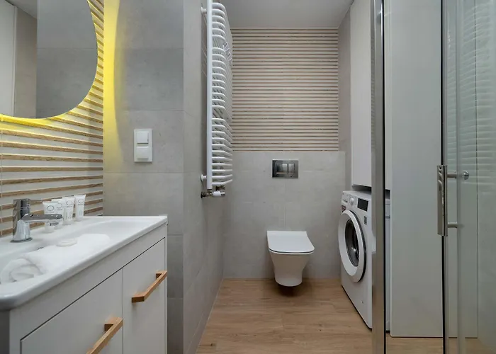 Tasteful Near Centennial Hall By Renters