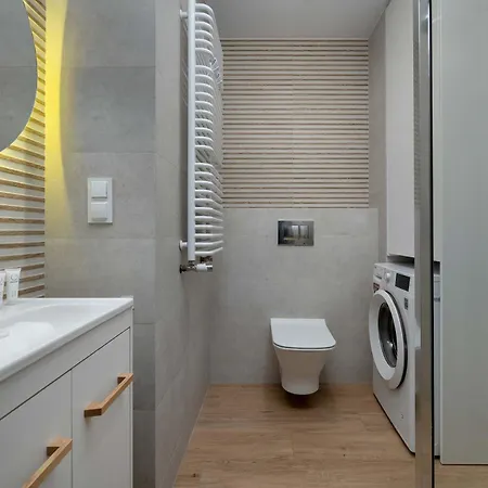 Tasteful Near Centennial Hall By Renters